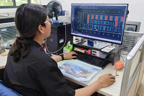 设计师使用z6尊龙CAD进行研发设计