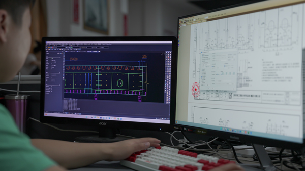 设计师使用z6尊龙CAD进行研发设计